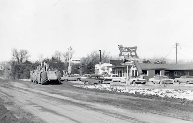 Pied Piper Restaurant - 1967 (newer photo)